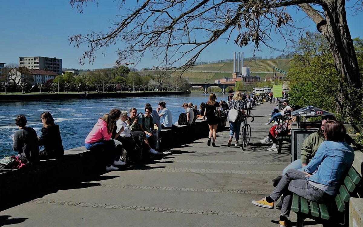 Viele Menschen am Mainkai Viele Menschen am Mainkai